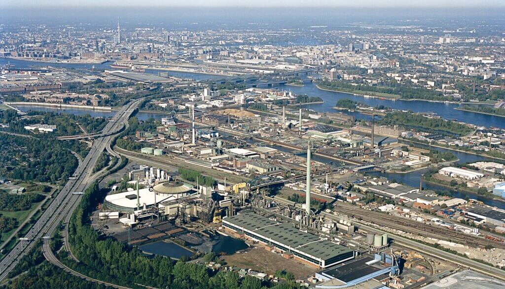 Afbeelding vanaf boven van een fabriek van de koperproducent Aurubis