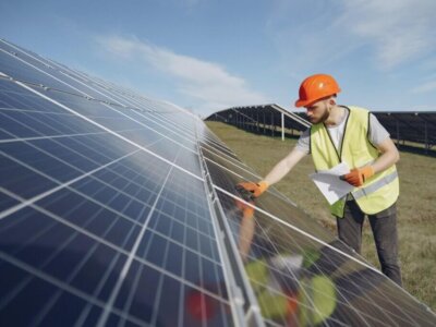 Man controleert werking en veiligheid van zonnepanelen.