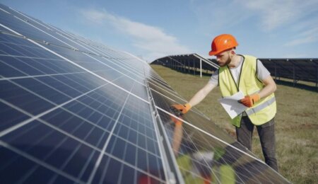 Advies, training en ondersteuning voor installateurs en bedrijven bij het digitaal veiliger installeren/beheren van zonnepaneelsystemen.
