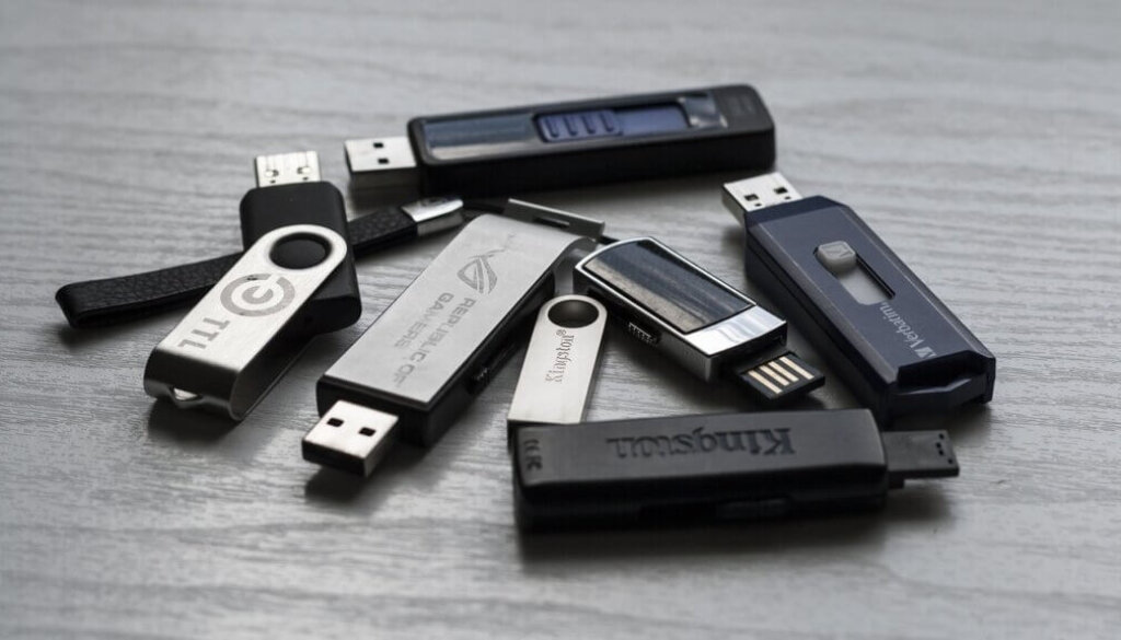 Een groep USB-apparaten op een tafel.